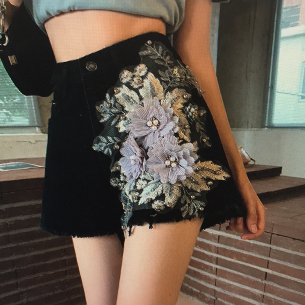 Black jeans and feminine shorts - Picture 3 of 3